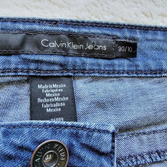 Calvin Klein Rolled Cuff Bermuda Shorts - Picture 4 of 4